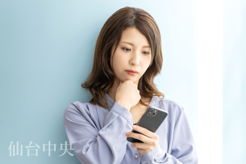 出来るだけ大きな胸を作りたいとスマホ検索する女性