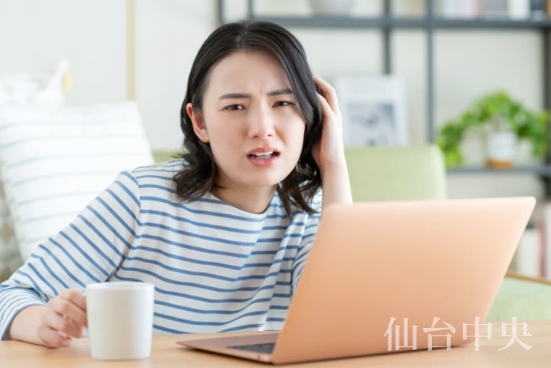 クリトリス包茎に関しパソコンで検索する女性のイメージ