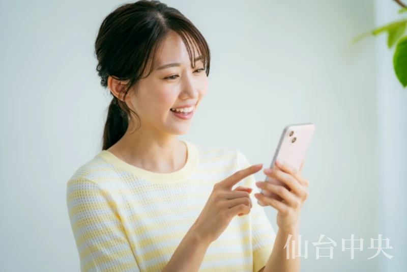 膣縮小に関しスマホで検索する女性のイメージ
