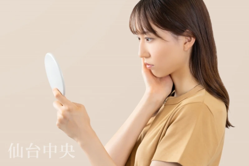 埋没法が緩んだために腫れない切開法を考える女性のイメージ