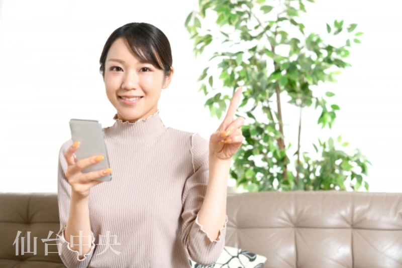 腫れない切開法が上手く行って喜ぶ女性のイメージ