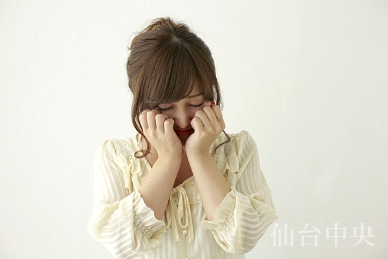 埋没法後のゴロゴロ感に悩む女性