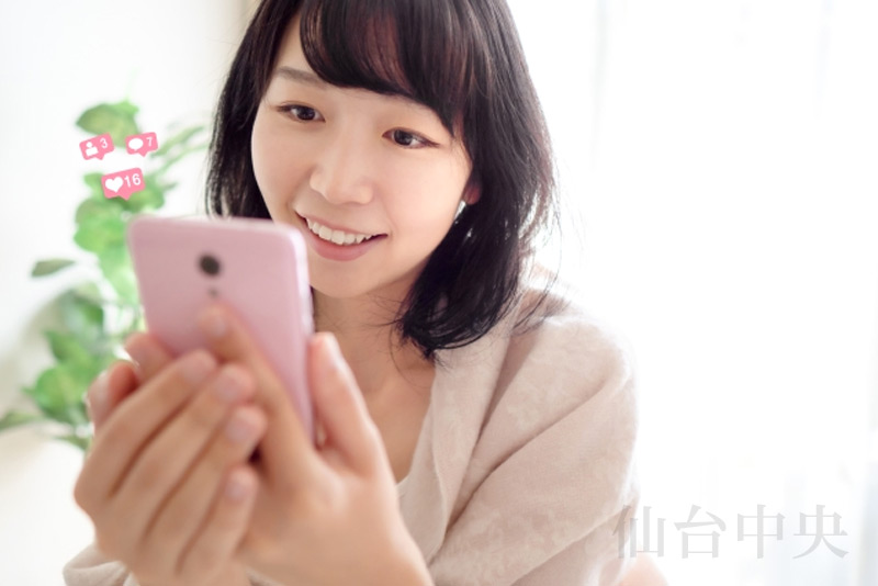 二重整形のモニターをスマホで検索する女性