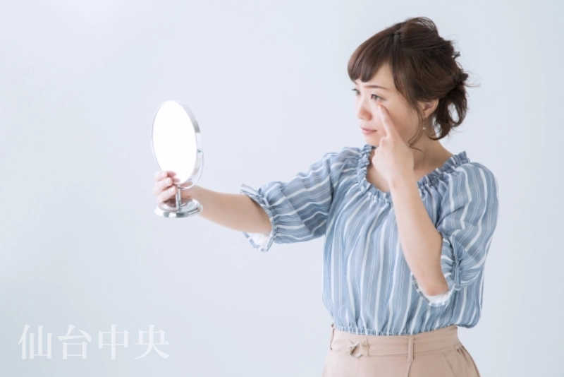 垢抜け二重を考える女性のイメージ