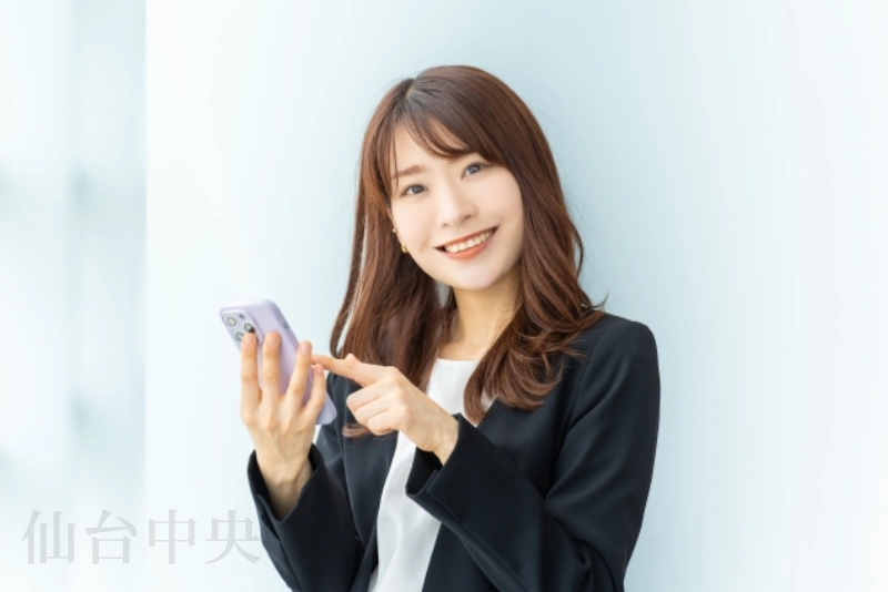 垢抜け二重をスマホで検索する女性のイメージ