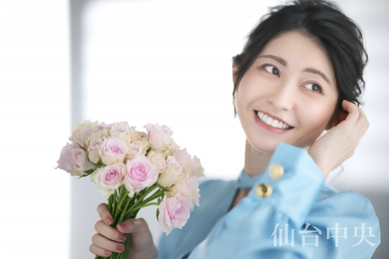 垢抜け二重整形が成功し喜ぶ女性のイメージ