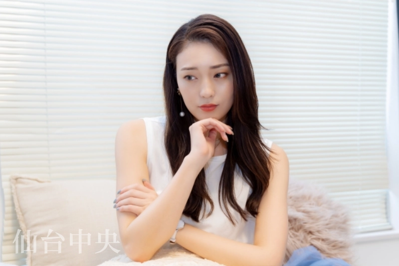 顔の印象を変える為に鼻と目の同時整形を考える女性のイメージ
