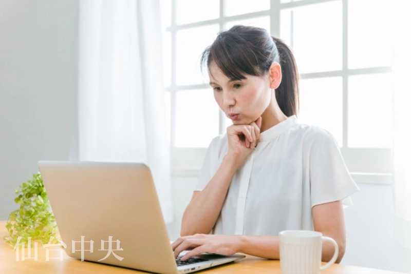 鼻と目の同時整形に関し検索する女性のイメージ