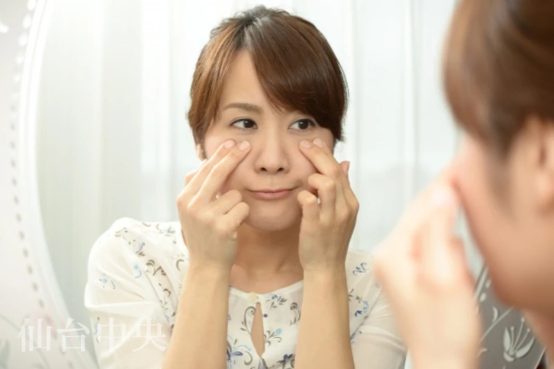 影クマが気になり美容外科的治療を考える女性のイメージ