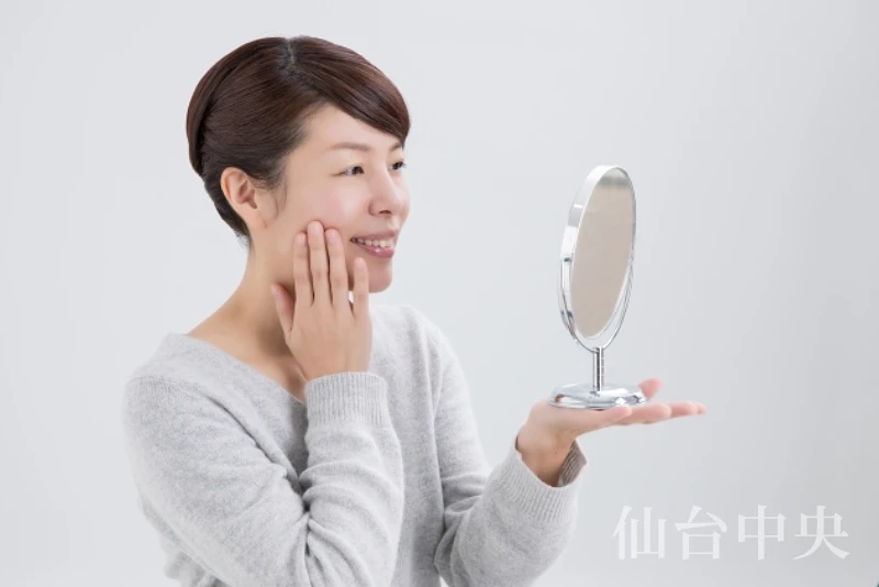トータルフェイスリフトを検討する女性のイメージ