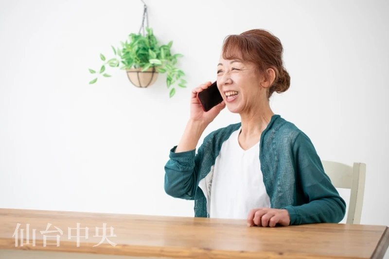 トータルフェイスリフトの治療を電話で予約する女性のイメージ