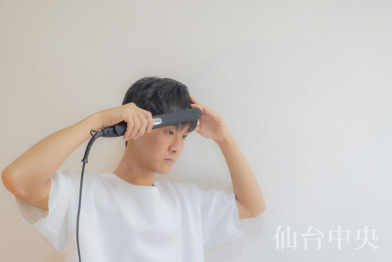 少しでも髪の毛を増やしたい為に丁寧にヘアケアを行う男性