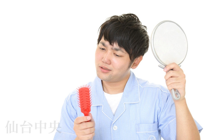 ヘアセットが決まらないと悩む男性