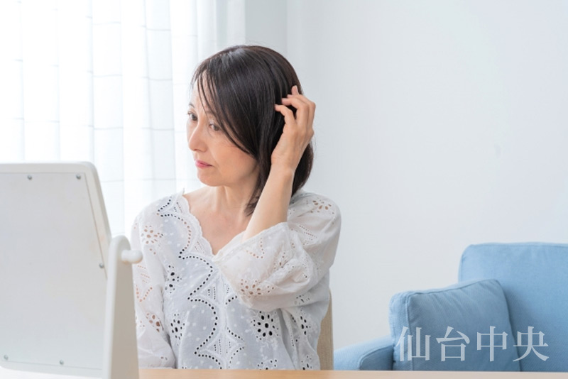 薄毛を気にする更年期の女性